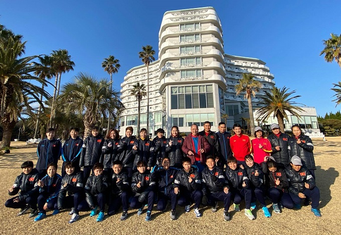 Tuyển nữ Việt Nam tập luyện trong thời tiết lạnh gi&aacute; ở H&agrave;n Quốc