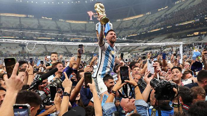 Messi khiến CĐV 'lo sốt v&oacute;' khi &uacute;p mở chuyện giải nghệ 