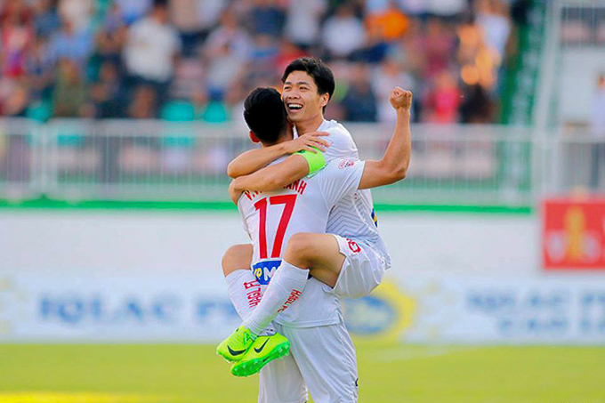 C&ocirc;ng Phượng nhận qu&agrave; đặc biệt từ Văn Thanh