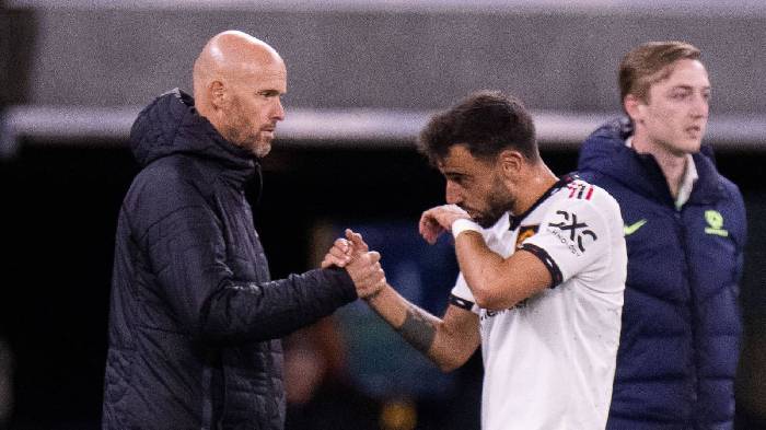 HLV Erik ten Hag y&ecirc;u cầu Fulham xin lỗi về b&agrave;i đăng chế nhạo Bruno Fernandes