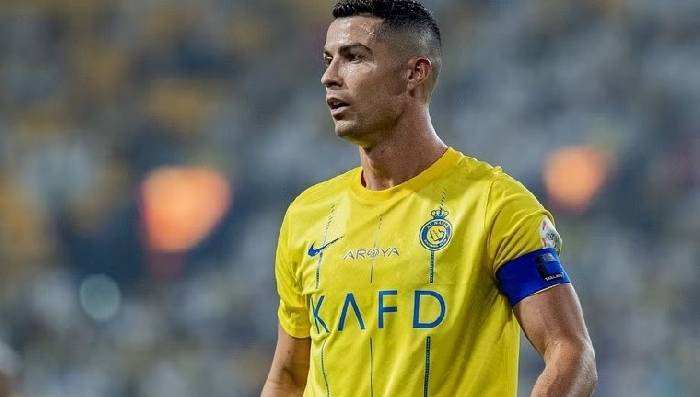 Ronaldo ngồi chơi 15 ph&uacute;t đủ trả tiền phạt ở Saudi Arabia
