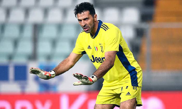 Buffon bị treo gi&ograve; v&agrave; phạt tiền v&igrave; l&yacute; do &lsquo;trời ơi đất hỡi&rsquo;