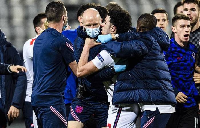 Sao trẻ Liverpool đấm đối thủ sau chiến thắng vứt đi của U21 Anh