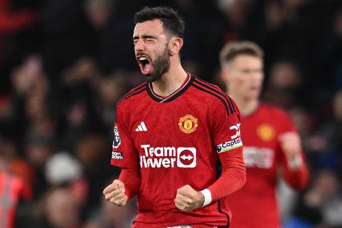 Bruno Fernandes l&ecirc;n tiếng về tương lai ở MU