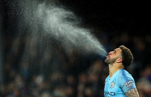 Ngoại hạng Anh t&iacute;nh &aacute;p dụng luật 'water break' khi trở lại