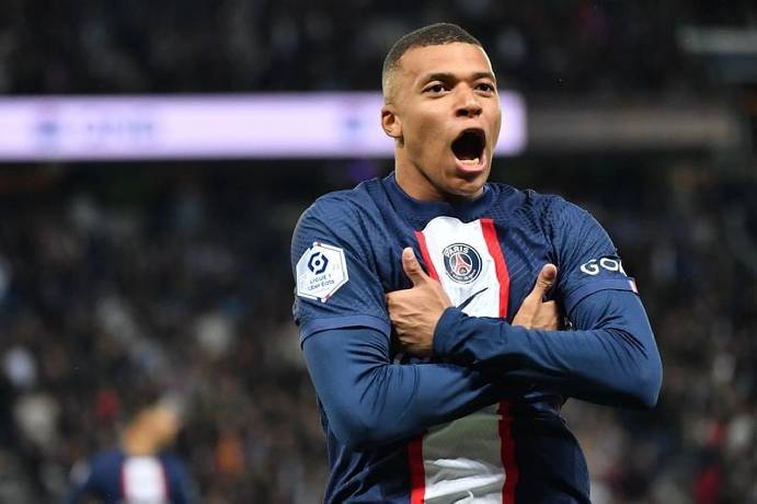 Mbappe ch&uacute;c mừng PSG sau khi gi&agrave;nh chức v&ocirc; địch c&uacute;p C1