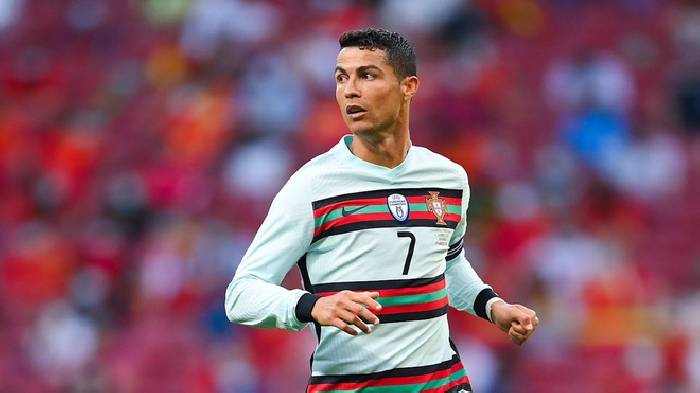 Ronaldo bất ngờ d&iacute;nh chỉ tr&iacute;ch của 'h&agrave;ng x&oacute;m, l&aacute;ng giềng'