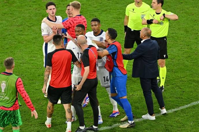 Declan Rice x&ocirc; x&aacute;t, chửi nhau với HLV Slovakia