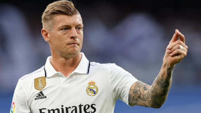 'Dị ứng' với cầu thủ qua Ả Rập, Kroos bất ngờ b&ecirc;nh vực Ronaldo