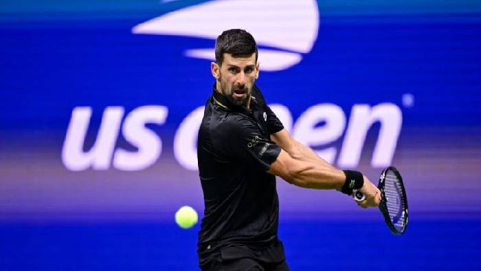 Djokovic dễ d&agrave;ng gi&agrave;nh v&eacute; v&agrave;o tứ kết US Open d&ugrave; li&ecirc;n tục phải chăm s&oacute;c y tế
