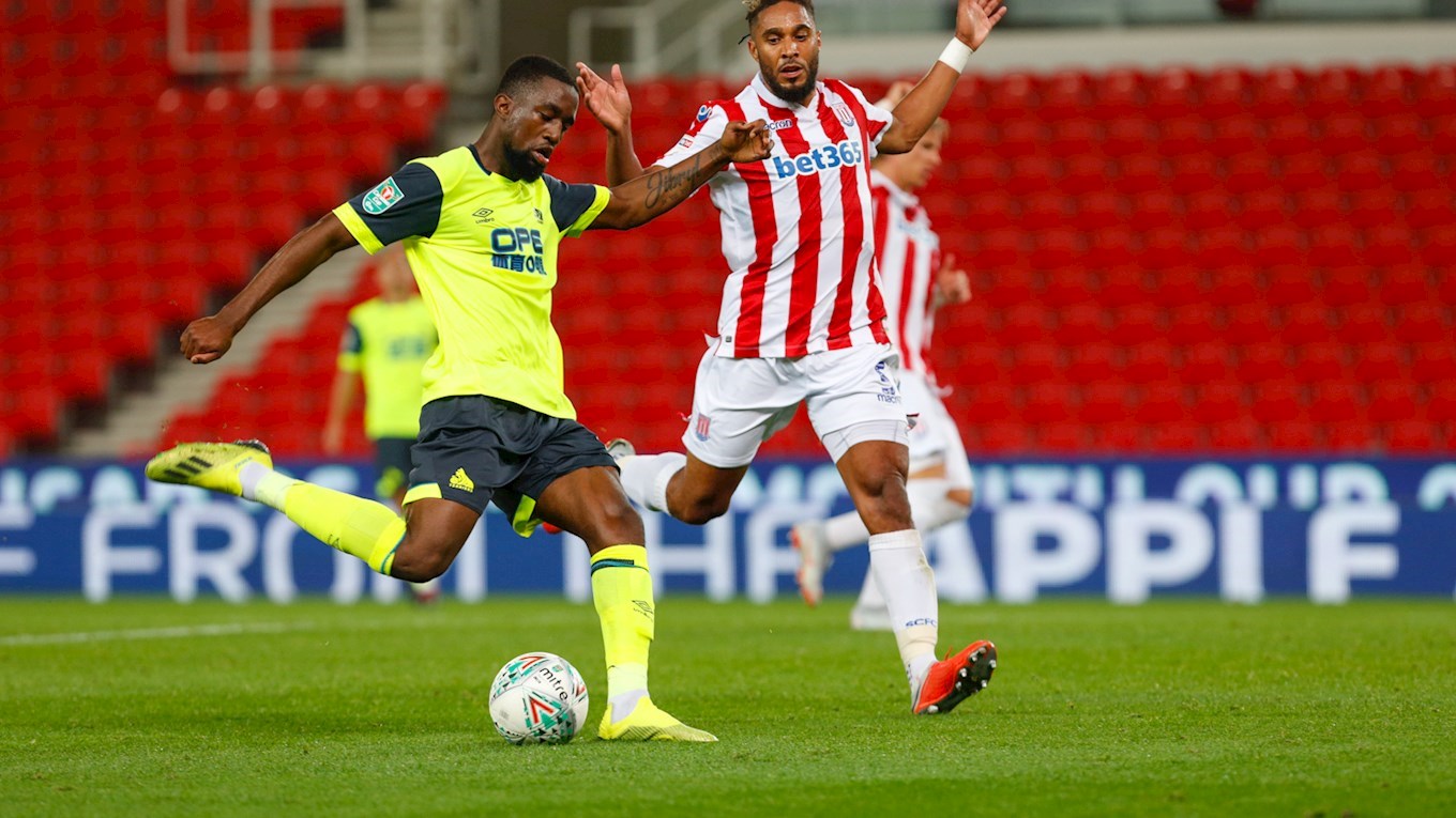 Nhận định b&oacute;ng đ&aacute; Stoke vs Huddersfield, 02h00 ng&agrave;y 2/10: Cầm ch&acirc;n nhau