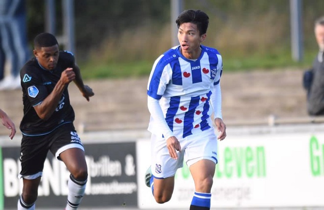 Văn Hậu t&aacute;i hiện si&ecirc;u phẩm rabona trong ng&agrave;y ra s&acirc;n đ&aacute; ch&iacute;nh