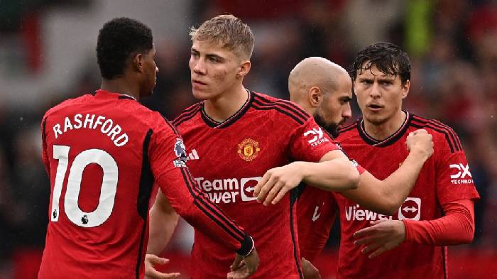 Fan M.U: 'Thứ cậu ta cần l&uacute;c n&agrave;y l&agrave; 1 HLV d&aacute;m tống cậu ta l&ecirc;n dự bị'