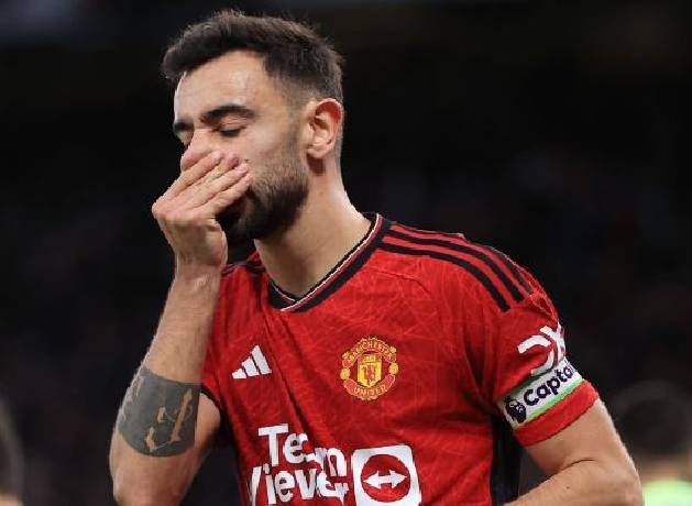 Cho&aacute;ng với h&igrave;nh phạt HLV Ten Hag d&agrave;nh cho học tr&ograve; sau thảm bại ở derby