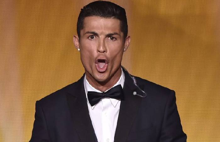 Ronaldo lại g&acirc;y b&atilde;o khi đi comment &lsquo;dạo&rsquo; v&agrave;o b&agrave;i viết ch&ecirc; bai Messi