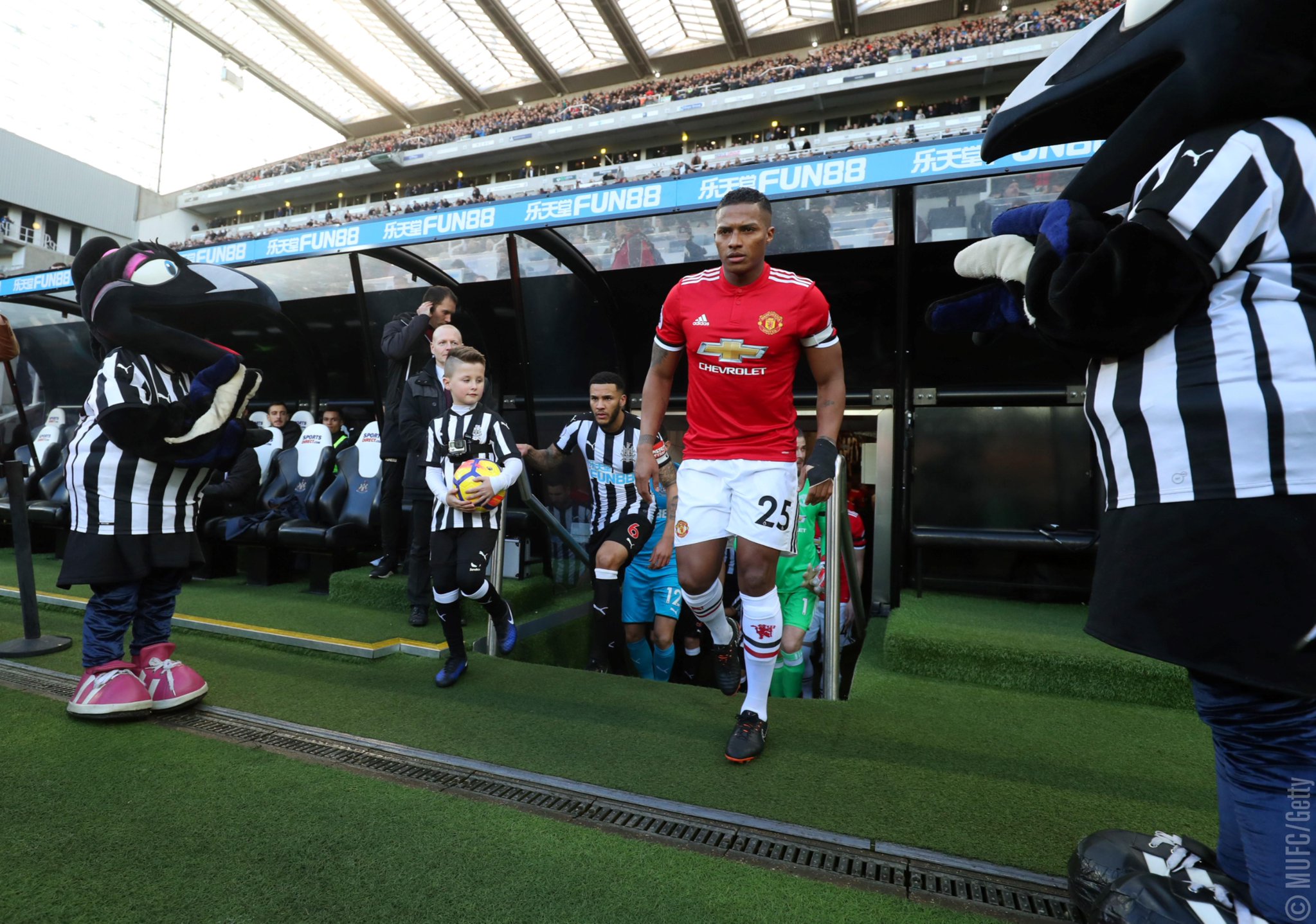 Newcastle vs MU: Quỷ đỏ tới UAE đ&uacute;ng dịp Việt Nam dự Asian Cup 2019