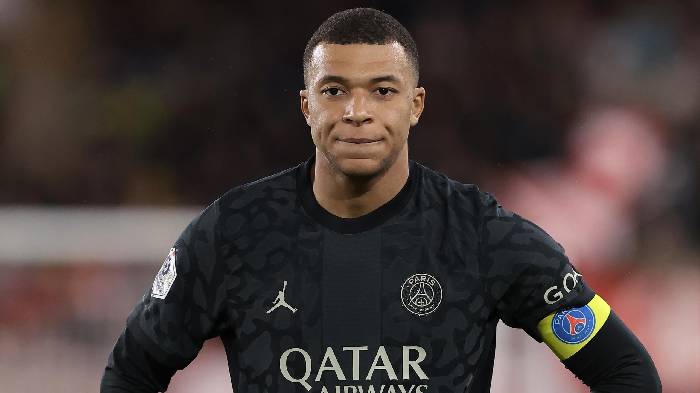 Mbappe bỏ l&ecirc;n kh&aacute;n đ&agrave;i sau khi bị PSG thay ra s&acirc;n