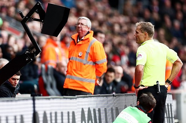 C&ocirc;ng nghệ VAR bị khai tử khi Ngoại hạng Anh trở lại?