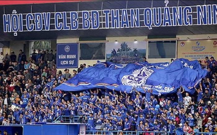 CĐV Quảng Ninh hợp sức gửi tiền hỗ trợ cầu thủ