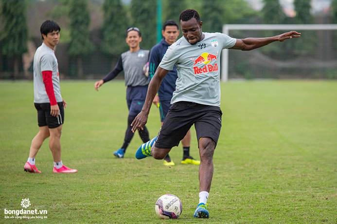 'C&ocirc;ng Phượng ảo' ca ngợi HLV Kiatisak 