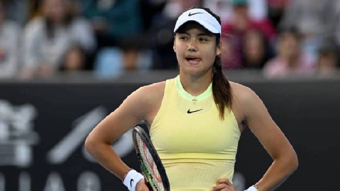 Emma Raducanu r&uacute;t khỏi giải đất nện đầu ti&ecirc;n v&igrave; vấn đề sức khỏe