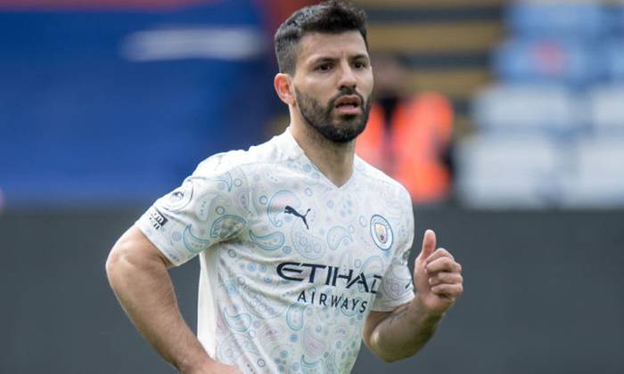 Sergio Aguero tiến s&aacute;t kỷ lục của Wayne Rooney