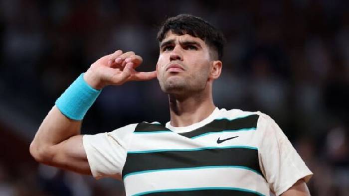 Alcaraz chạm mốc 100 chiến thắng tr&ecirc;n mặt s&acirc;n đất nện, v&agrave;o tứ kết Roland Garros