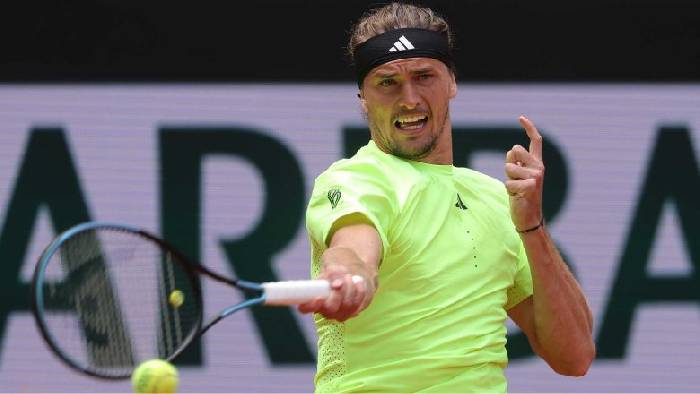 Đối thủ bỏ cuộc, Zverev v&agrave;o tứ kết Roland Garros m&ugrave;a thứ năm li&ecirc;n tiếp