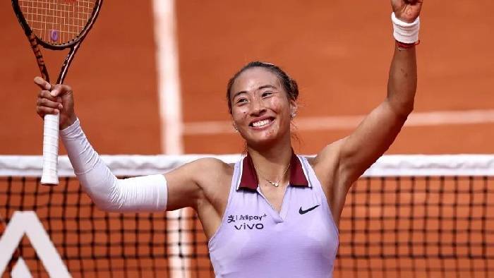 Zheng Qinwen nối g&oacute;t huyền thoại Li Na, l&agrave;m rạng danh quần vợt Trung Quốc