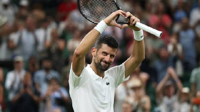 Djokovic v&agrave;o v&ograve;ng 2 Wimbledon 2025 d&ugrave; gặp vấn đề về sức khỏe