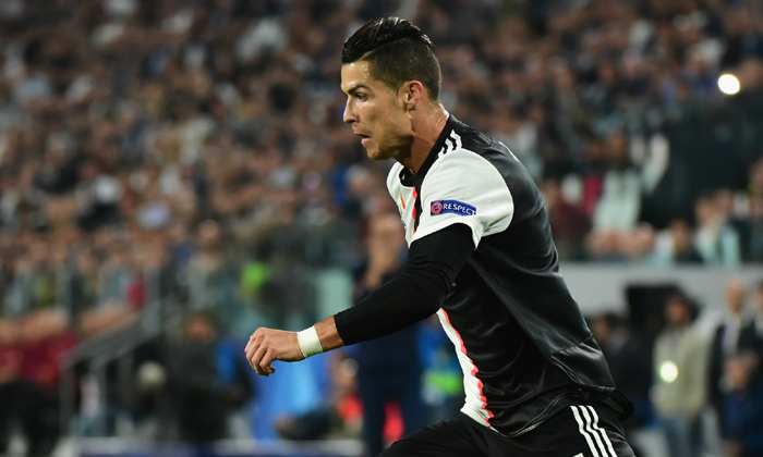 Cristiano Ronaldo s&aacute;nh ngang Raul Gonzalez ở Champions League