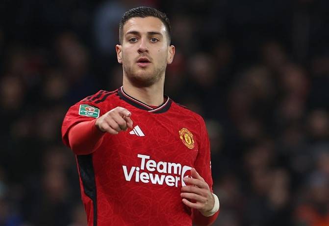 H&agrave;ng thủ dở tệ biến Man United th&agrave;nh cựu vương Carabao Cup