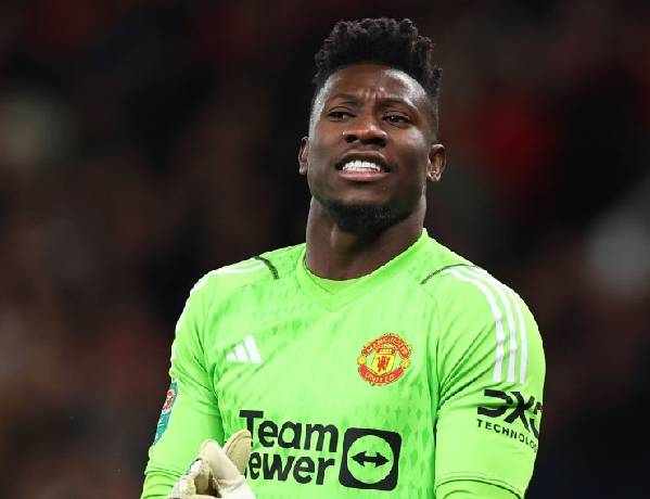 Tin được kh&ocirc;ng? Cầu thủ MU phải mặc &aacute;o replica để thi đấu