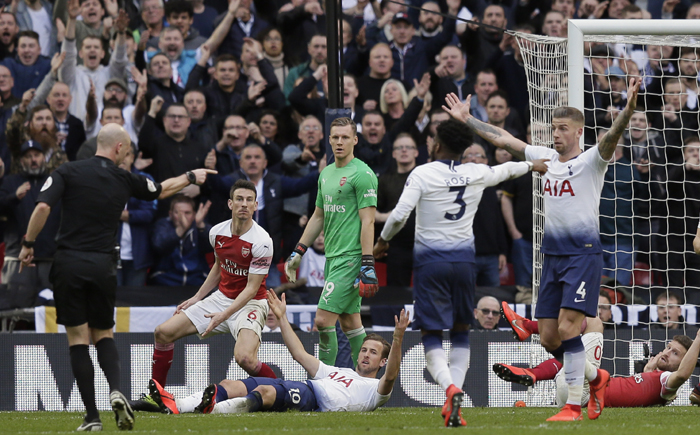 Trọng t&agrave;i &lsquo;cướp trắng&rsquo; chiến thắng của Arsenal trước Tottenham