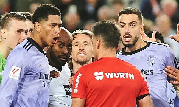 Bellingham nhận thẻ đỏ v&igrave; x&uacute;c phạm trọng t&agrave;i