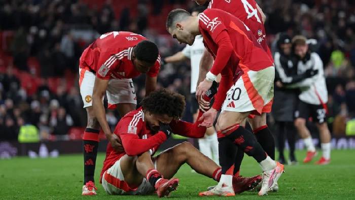 Tội đồ Joshua Zirkzee kh&oacute;c nức nở, xin lỗi CĐV MU