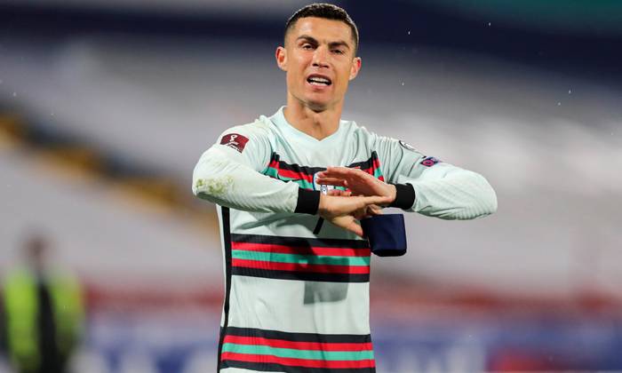 Đ&atilde; c&oacute; kết quả đấu gi&aacute; băng đội trưởng bị Ronaldo n&eacute;m