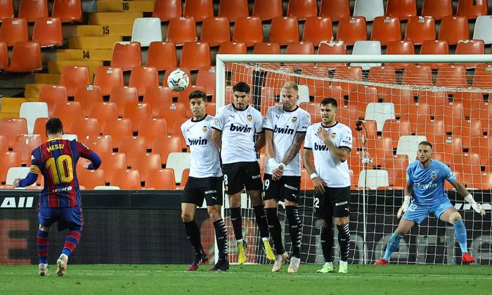 Messi c&acirc;n bằng số b&agrave;n thắng từ đ&aacute; phạt trực tiếp với Ronaldo