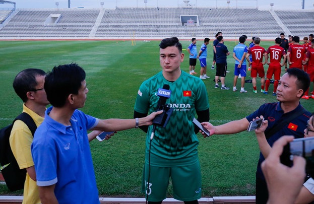 Đặng Văn L&acirc;m gi&uacute;p thầy Park t&igrave;m hiểu cầu thủ Th&aacute;i Lan