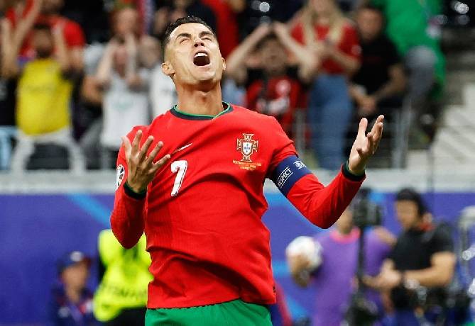 Nhịp tim cho thấy Ronaldo b&igrave;nh tĩnh kinh ngạc khi s&uacute;t phạt đền trước Slovenia