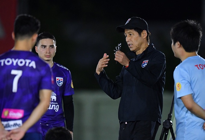 HLV Th&aacute;i Lan l&yacute; giải chỉ d&ugrave;ng 1 tiền đạo đấu Việt Nam