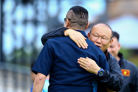 HLV Park Hang-seo &lsquo;tay bắt, mặt mừng&rsquo; khi gặp lại huyền thoại Th&aacute;i Lan