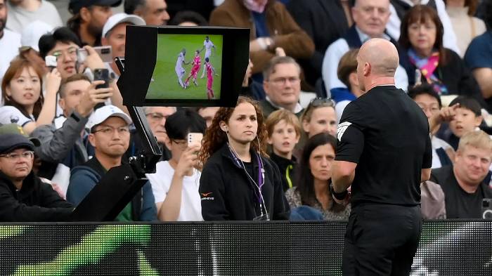 Cựu sao Chelsea: 'VAR thật sự v&ocirc; dụng, họ n&ecirc;n dẹp n&oacute; đi th&ocirc;i'