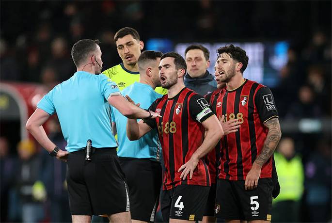 Bournemouth phẫn nộ v&igrave; tiếng c&ograve;i m&atilde;n cuộc g&acirc;y tranh c&atilde;i trước Arsenal