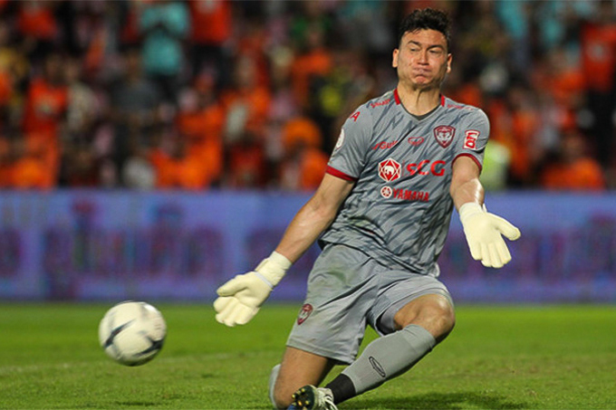 Văn L&acirc;m đạt điểm cao nhất Muang Thong d&ugrave; để lọt lưới 3 b&agrave;n