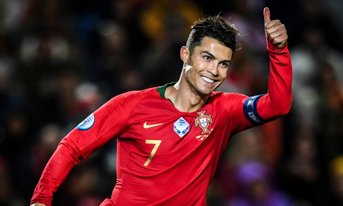 Tin b&oacute;ng đ&aacute; quốc tế 4/4: Cristiano Ronaldo xuất sắc nhất mọi thời đại