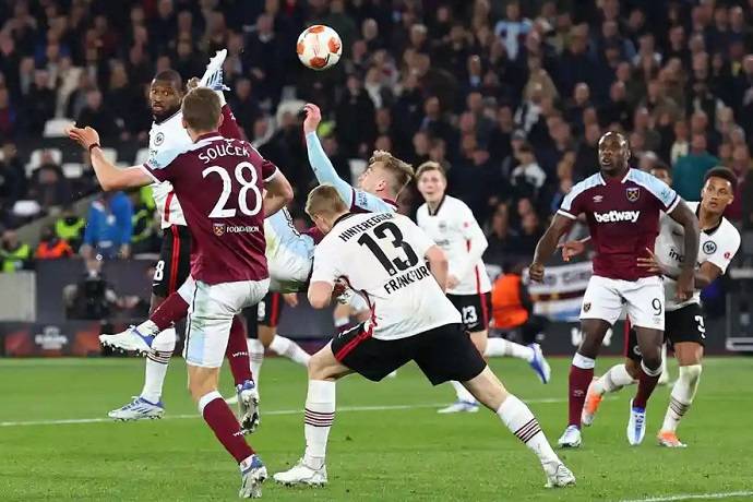 Soi k&egrave;o phạt g&oacute;c Eintracht Frankfurt vs West Ham, 2h00 ng&agrave;y 6/5