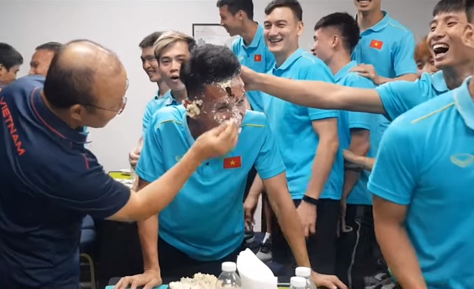 Hồng Duy nhận qu&agrave; đặc biệt từ Thầy Park trước thềm King's Cup