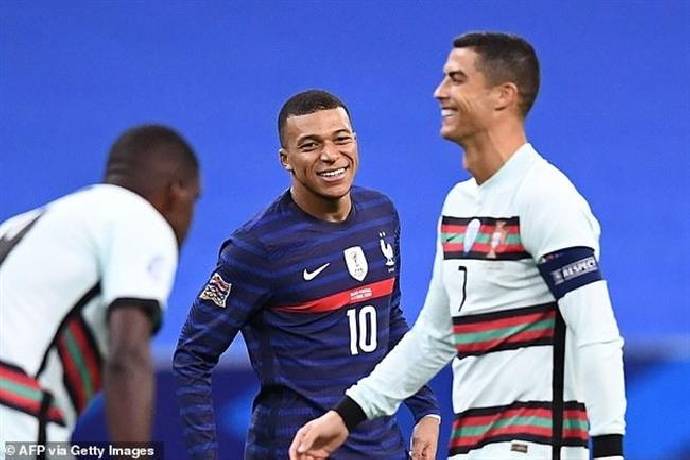 Ronaldo gửi th&ocirc;ng điệp khi Mbappe gia nhập Real Madrid