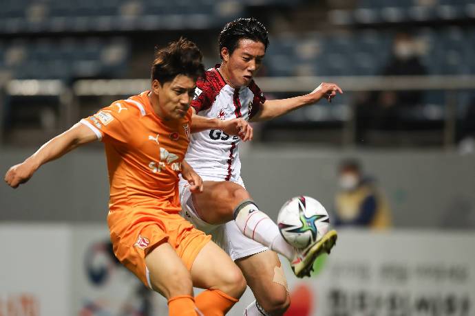 Ph&acirc;n t&iacute;ch tỷ lệ hiệp 1 Gimcheon Sangmu vs Jeju, 17h ng&agrave;y 5/7